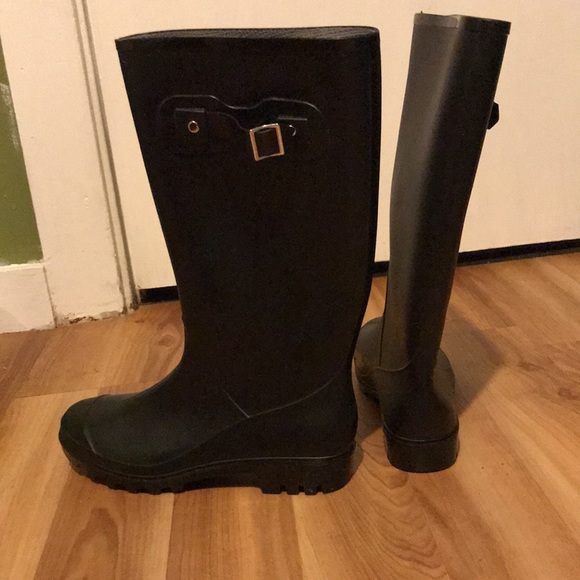 Sturdy rain boots both fashionable and convenient for you! - Picture 5 of 6